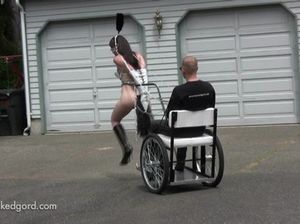 В ролевых играх служанка исполняет роль ездовой лошадки