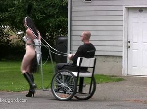 В ролевых играх служанка исполняет роль ездовой лошадки