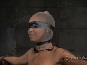 Два мастера БДСМ жестко ебут связанную мулатку