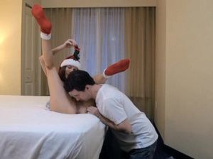 Снегурочка в красной шапочке лихо скачет не члене любимого мужа