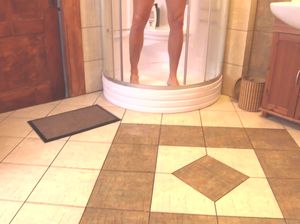 Парень занимается онанизмом и поливает спермой красивые ножки подруги