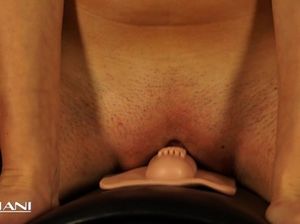 Красотка в нейлоновых чулках испытывает секс машину и кончает от нее