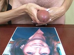 Извращенная жена дрочит мужу большой хер на фотку своей мамы