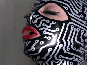 Лесби доминирует над подругой в латексе и сует огромный дилдо ей в пизду