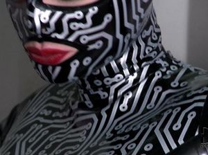 Лесби доминирует над подругой в латексе и сует огромный дилдо ей в пизду