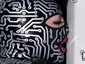 Лесби доминирует над подругой в латексе и сует огромный дилдо ей в пизду