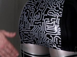 Лесби доминирует над подругой в латексе и сует огромный дилдо ей в пизду