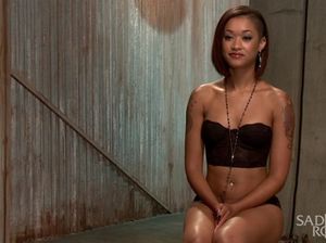 Красивую худую мулатку в бондаже заставили кончить, прислонив вибратор к клитору