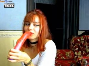Рыженькая девочка в секс чате нежно сосет большой фаллоимитатор