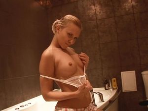 В ванной симпатичная 18-летняя крошка мастурбирует свою дырочку