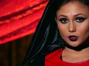 Очень красивая стройная девушка на троне ласкает пальцами мокрую киску