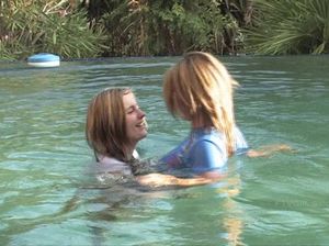 Шикарные мокрые лесби в бассейне нежно ласкаю пилотки