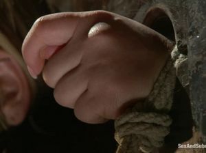 Опытный БДСМщик жестко трахает связанную телку с кляпом во рту