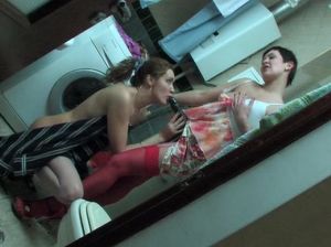 Русская лесбиянка в красных чулках соблазнила подружку на секс со страпоном