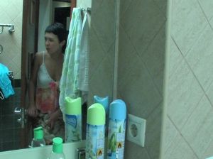 Русская лесбиянка в красных чулках соблазнила подружку на секс со страпоном