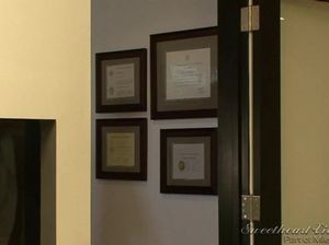 Строгая бизнес леди наказала ленивую сотрудницу жарким лесби сексом в офисе