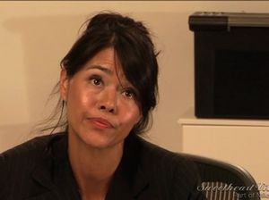 Строгая бизнес леди наказала ленивую сотрудницу жарким лесби сексом в офисе