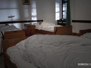 Две горячие лесбиянки лижут киски друг другу в общаге