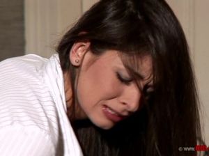 Доминирующая госпожа лесбиянка устроила рабыне эротическую порку