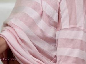 Стройные соблазнительные брюнетки занимаются лесбийским сексом на кровати