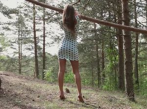 Стройная русская малышка раздевается и дразнит упругим телом в лесу