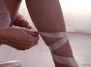 Гибкая балерина сосет огромный член партнера и ебется на репетиции