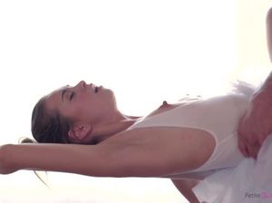 Гибкая балерина сосет огромный член партнера и ебется на репетиции