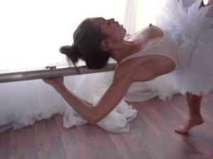 Гибкая балерина сосет огромный член партнера и ебется на репетиции