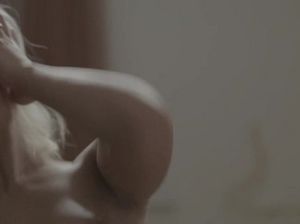 Блондинка села пиздой на лицо парня и сделала ему минет