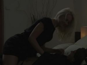 Блондинка села пиздой на лицо парня и сделала ему минет