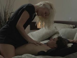 Блондинка села пиздой на лицо парня и сделала ему минет