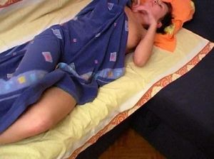 Хороший русский муж дрочит спящей жене ее гладко выбритую писечку