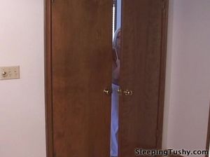 Блондинка лесбиянка активно работает язычком с писькой спящей подруги