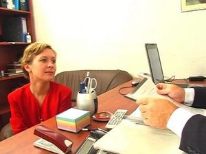 Русская зрелая секретарша получила сперму в пизду после траха с боссом