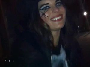 Извращенец трахнул в рот спящую пьяную деваху на Хэллоуин