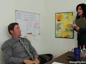 Хитрый шеф трахнул на полу своего кабинета красивую секретаршу