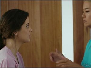 Медсестры лесбиянки тщательно вылизывают друг дружке волосатые киски