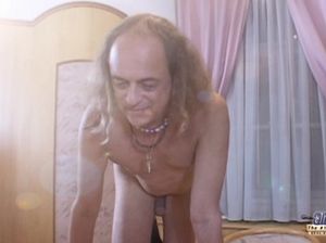 Старый извращенец сочно отжарил молоденькую брюнетку