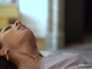 Чувственный анальный секс с секретаршей в черных чулках