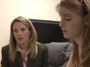 Очень красивые лесбиянки на большой кровати передаются оральным ласкам