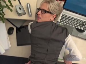 Немец пришел в офис и потрахал секретаршу в очках на столе