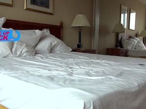 Пьер Вудман разбудил молодых девушек и стал лихо трахать их