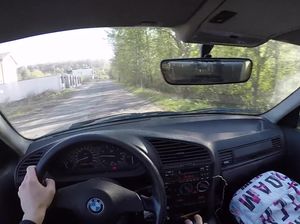 Румынская юная девчонка трахается в машине с незнакомцем