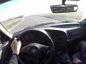 Румынская юная девчонка трахается в машине с незнакомцем