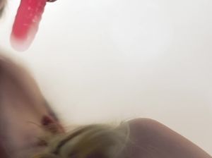 Парень трахнуул обычную блядь в глотку и полил ее спермой