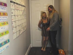 Волосатый парень трахнул свою пьяную маму в пизду и кончил ей внутрь