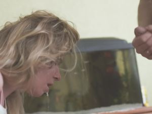 Глубокий горловой минет с окончанием на ноги