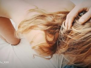 Тонкая француженка с пирсингом на сосках трахается в любительском видео