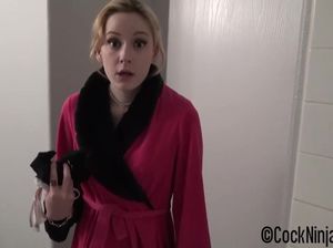 Парень подглядывал за своей сводной сестрой а потом трахнул ее