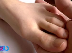 Горячее двойное проникновение членов в дырочки миленькой модели